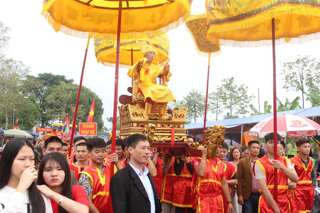 Đoàn người rước 'vua sống' kéo dài hàng km ở Hà Nội